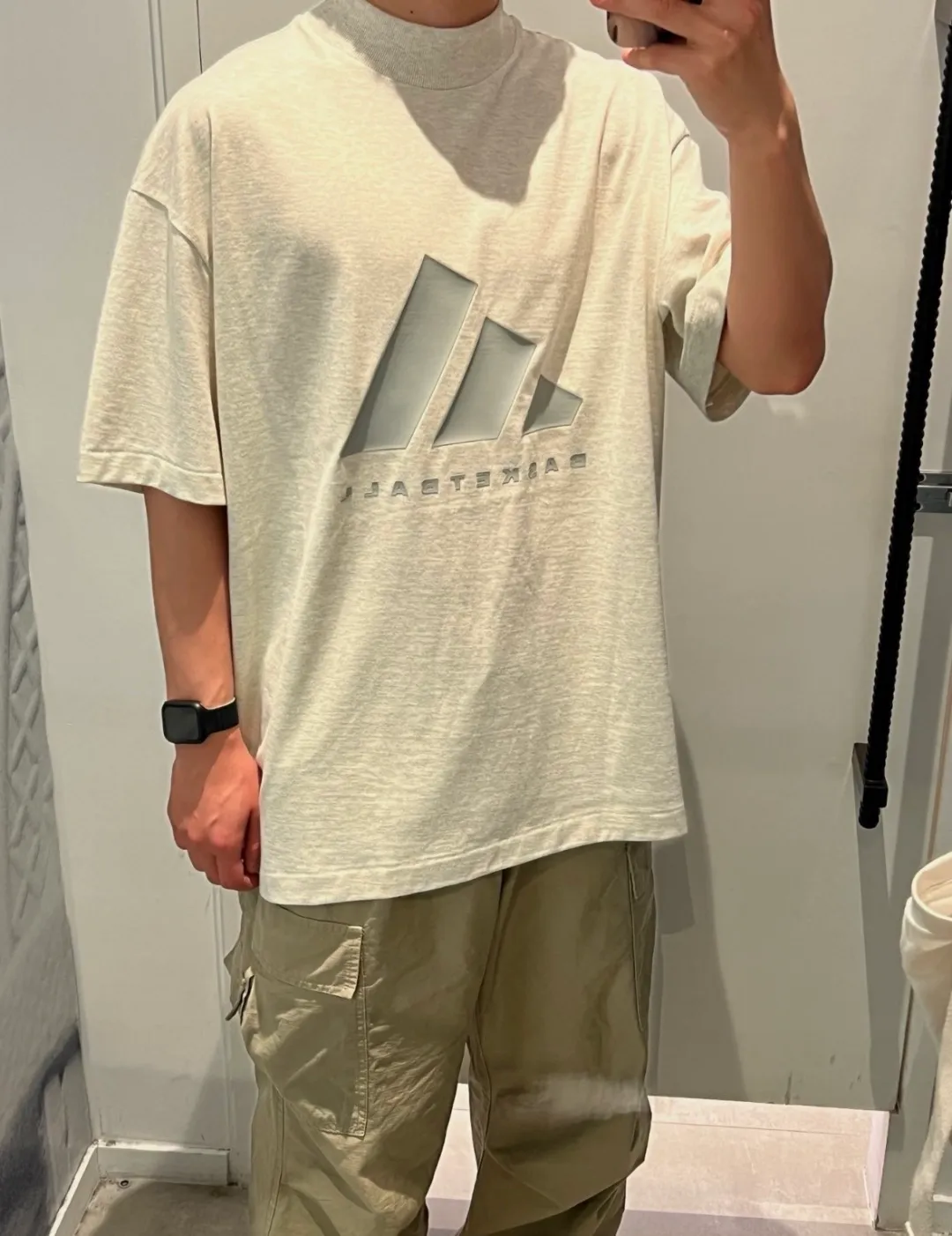 No watermark upper body renderings 𝟬𝟱𝟳𝟰# Exclusive real shots/differences between various stolen pictures and online versions on the market [𝗔𝗱𝗶𝗱𝗮𝘀 𝗕𝗮𝘀𝗸𝗲𝘁𝗕𝗮𝗹𝗹 𝟮𝟰𝗳𝘄Co-branded𝗢𝗦 Minimalist advanced Retro sports round neck short-sleeved 𝗧 shirt】Same Style for men and women! ✅The fabric is made of 260 grams of double yarn smooth cotton, purchased from the original molding board, OS loose version, customized threaded cake collar, weight up to 500 grams. ✅Original mold-making custom silicone thick leather logo, laser cutting, no burrs, imported press machine high temperature and hot and cold double-sided shaping and pressing, not easy to fall off! ✅Customized special process equipment and wiring are consistent with Authentic, different from ordinary currency on the market! ✅Remarks: The quality and process wiring of bulk goods are consistent with the official website Authentic, which is different from the market currency! ! ! 🌈Color: Gray Size: XS S M L XL